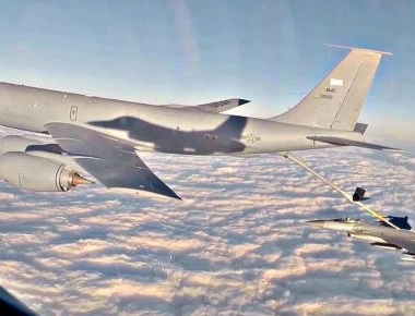 Βίντεο: Εναέριος ανεφοδιασμός F-16 Falcon των ΗΠΑ στους ουρανούς της Νοτίου Κορέας